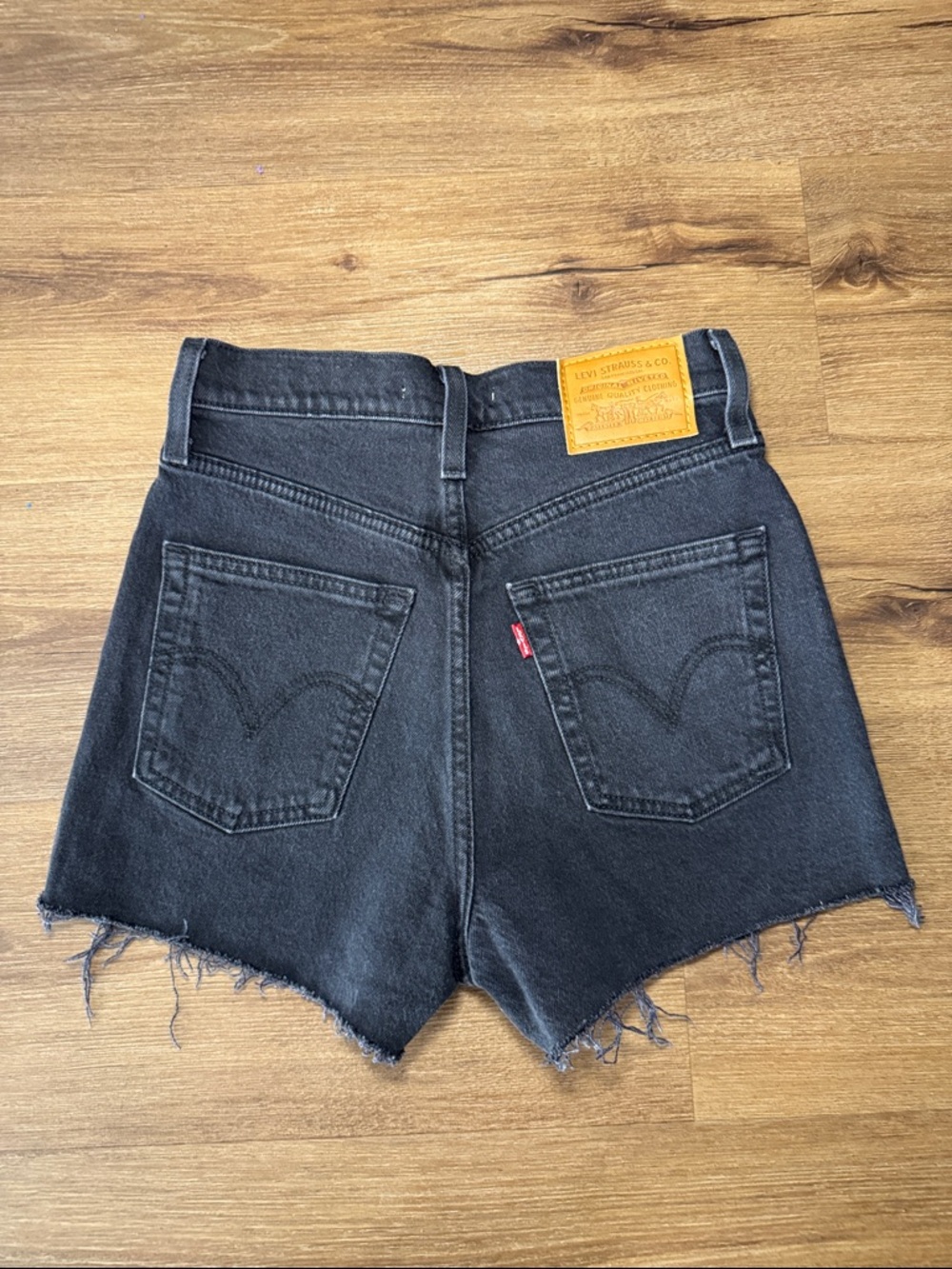 Woman's Levi's Premium High Rise Ribcage Shorts. Size 24 - Picture 4 of 5
